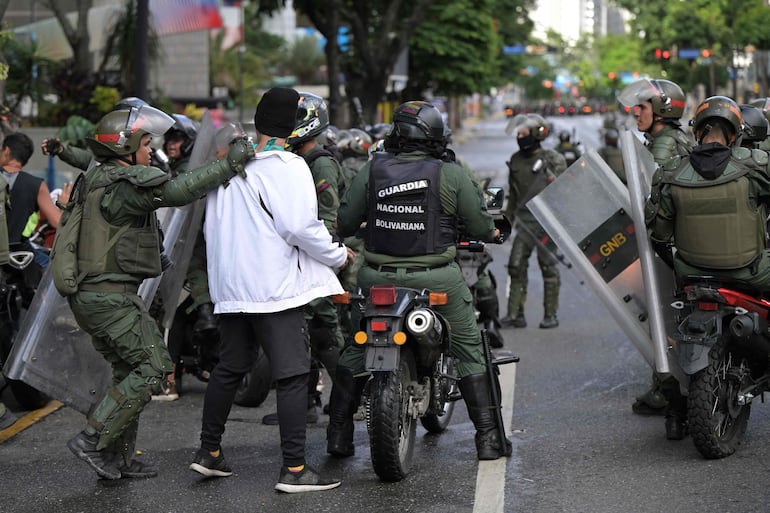 La Guardia Nacional Bolivariana detiene a un manifestante en Caracas.