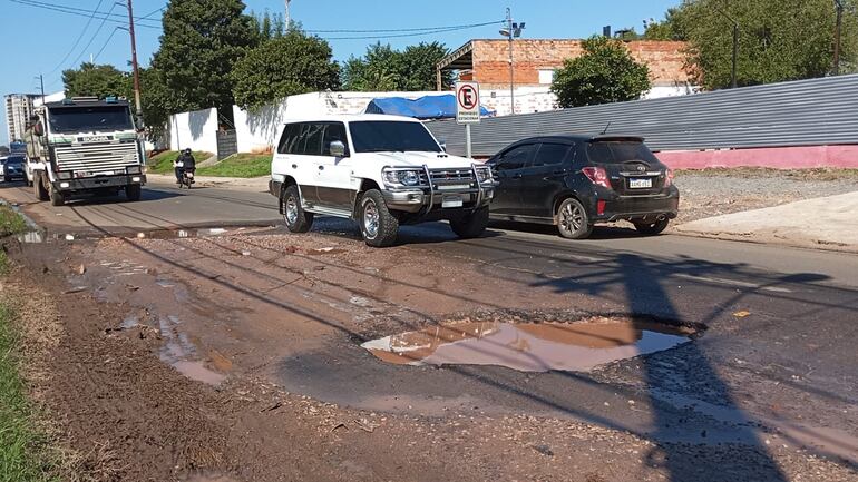 Los conductores se turnan para pasar en el otro carril que aún está en buenas condiciones, pero mucho no respetar y pasan en doble fila.