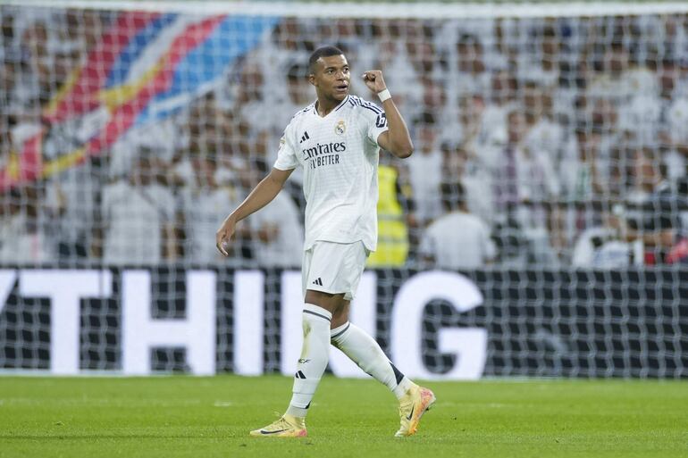 El delantero del Real Madrid Kylian Mbappé celebra su segundo gol durante el partido de la cuarta jornada de LaLiga entre el Real Madrid y el Real Betis, este domingo en el estadio Santiago Bernabéu.