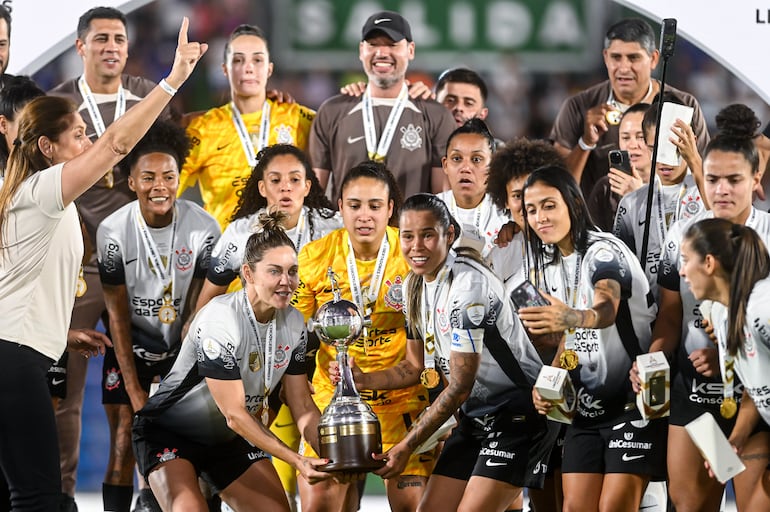 Jugadoras del Corinthians celebran con el trofeo de campeón tras superar en la final a Santa Fe