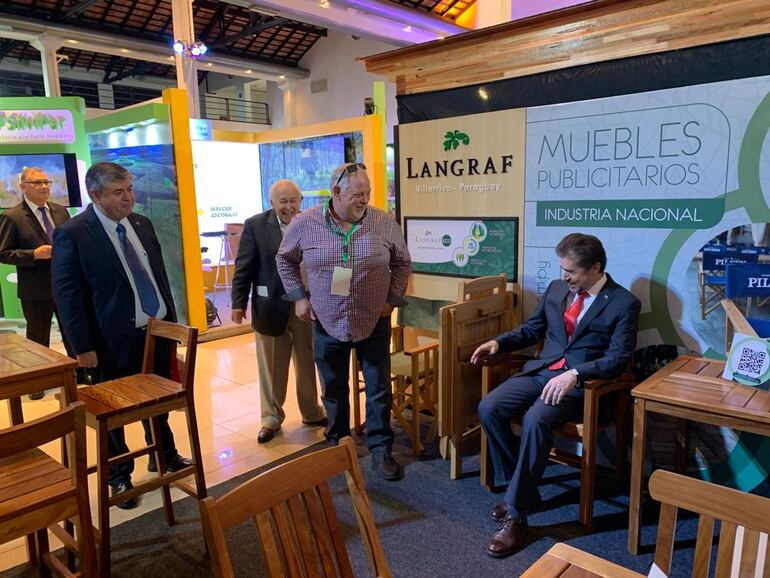 El ministro de Industria, Luis Castiglioni, durante su visita a uno de los stand de la Expo Madera 2023, con el titular de Fepama, Raúl Legal, el ex presidente de Fepama, Juan Carlos Altieri, y un empresario forestal.