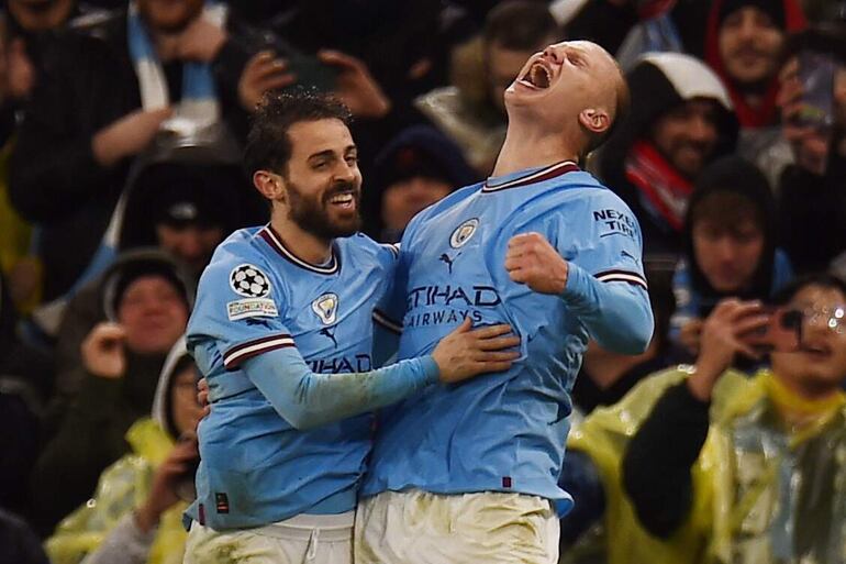 Erling Haaland (R) del Manchester City celebra con su compañero Bernardo Silva tras marcar el gol 3-0 durante el partido de ida de cuartos de final de la Liga de Campeones de la UEFA entre Manchester City y Bayern Munich en Manchester, Gran Bretaña, el 11 de abril de 2023.
