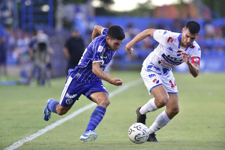 Claudio Núñez (d), jugador de Nacional, pelea por el balón en el partido frente a Sol de América por el torneo Apertura 2024 del fútbol paraguayo en el estadio Luis Alfonso Giagni, en Villa Elisa.