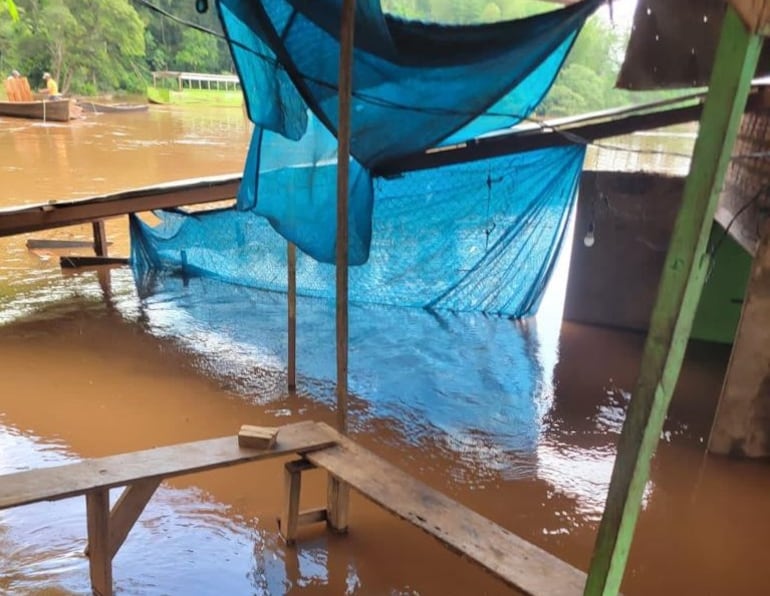 Unas 100 familias tuvieron que abandonar sus hogares en Domingo Martínez de Irala a causa del desborde del río Paraná.