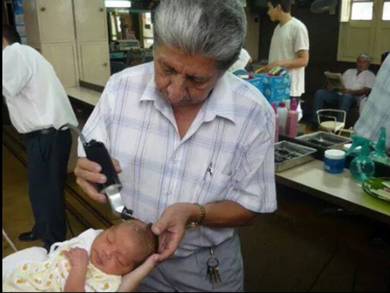 Don Clemente Coronel, mientras realizaba su labor con mucho cariño. Foto: redes sociales Peluquería Velox.