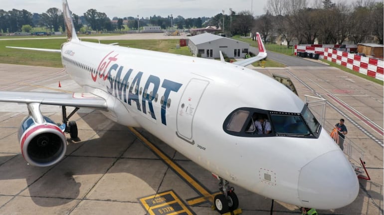 Imágenes de un avión de la aerolínea de “ultra low cost” JetSMART, que arribará al país en noviembre pero ya tiene la venta de boletos habilitada.