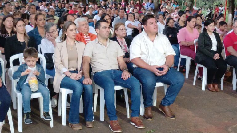 (derecha a izquierda) El intendente de San Joaquín, Javier Palacios, el Gobernador de Caaguazú, Marcelo Soto y la primera dama departamental, Laura Samudio, durante la misa central en San Joaquín.