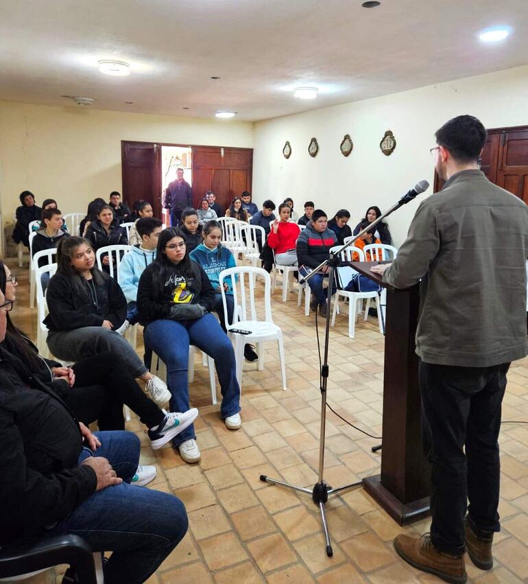 Los jóvenes son instruidos para ser líderes católicos en Carapeguá.