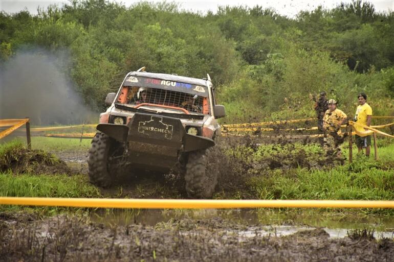 El binomio compuesto por Ale Fleitas e Iván Cuevas dieron un gran espectáculo con la Mitsubishi Montero en la jornada de ayer. Fotos: Mohandas Sánchez.