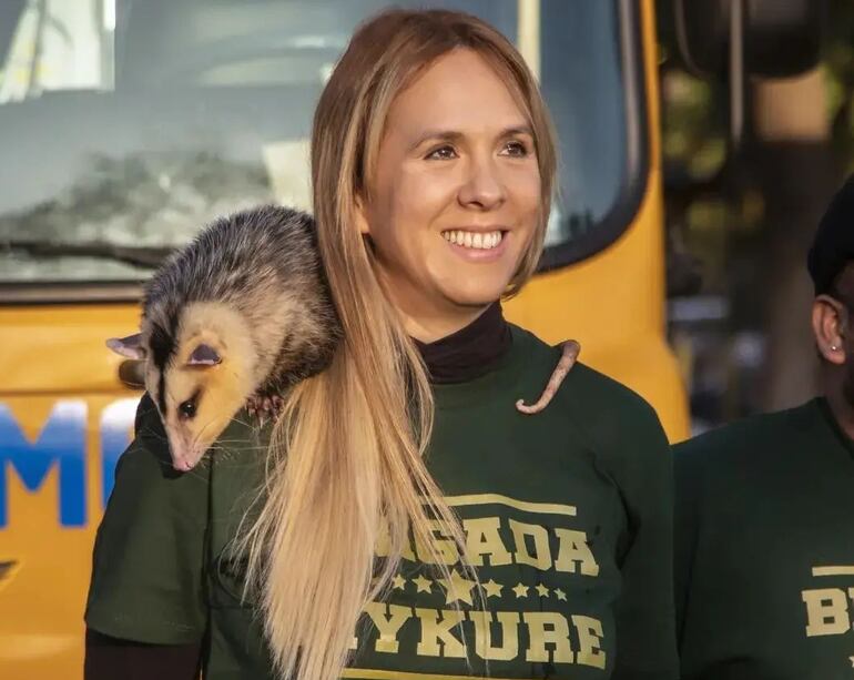 Loiken Knöpfelmacher es conocida como la "Doctora Mykure", atendiendo que ella es rescatista y especialista en estos animales.