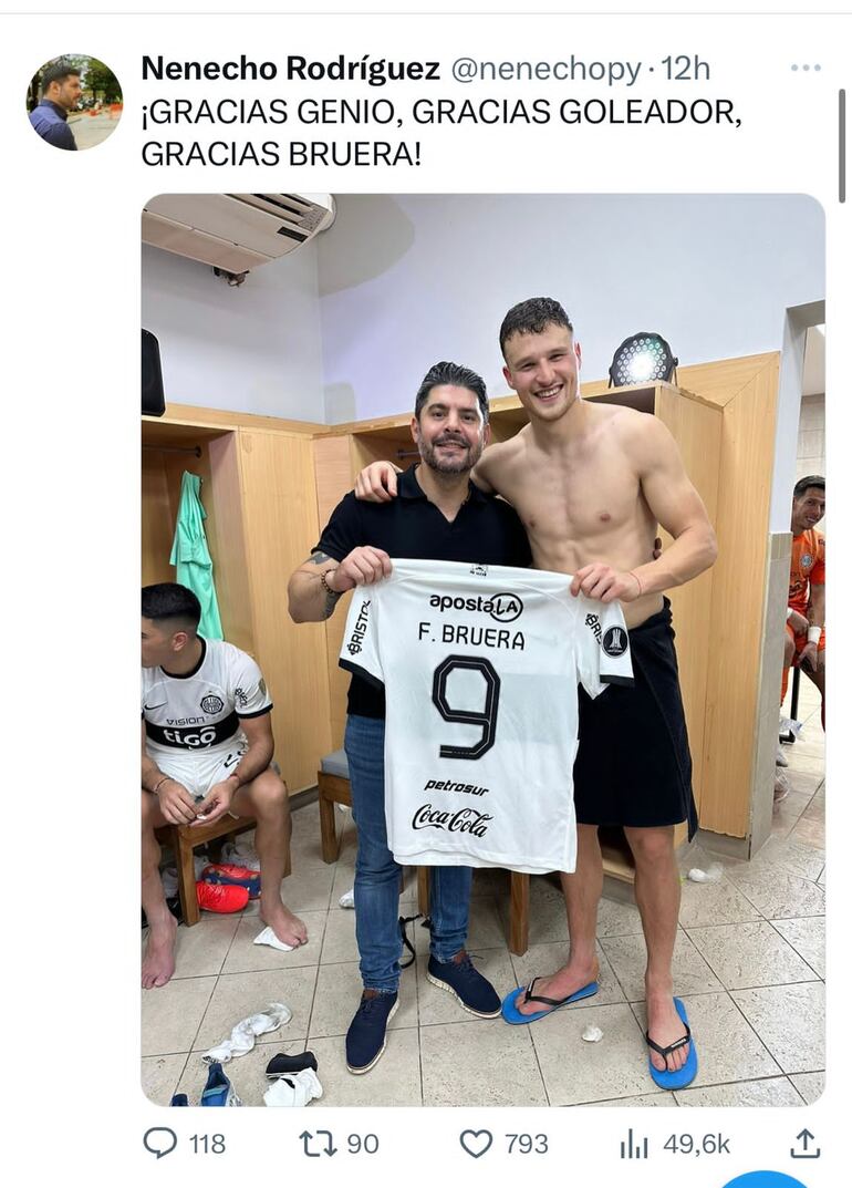 Intendente Óscar Nenecho Rodríguez posando en una foto con el goleador de Olimpia Facundo Bruera. (fuente Twitter).