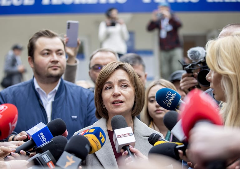 La Presidenta de Moldavia Maia Sandu habla con los medios de comunicación después de votar frente a una mesa electoral en Chisinau, Moldavia. La presidenta proeuropea saliente Maia Sandu encabeza el domingo la primera vuelta de las  elecciones en Moldavia, según resultados publicados por la comisión electoral, tras una campaña afectada por temores de injerencia rusa.