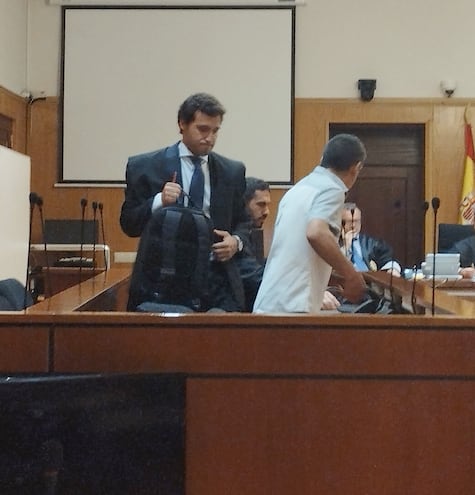 De camisa blanca y de espaldas, el paraguayo condenado en España por agresión sexual a una niña de 9 años.
