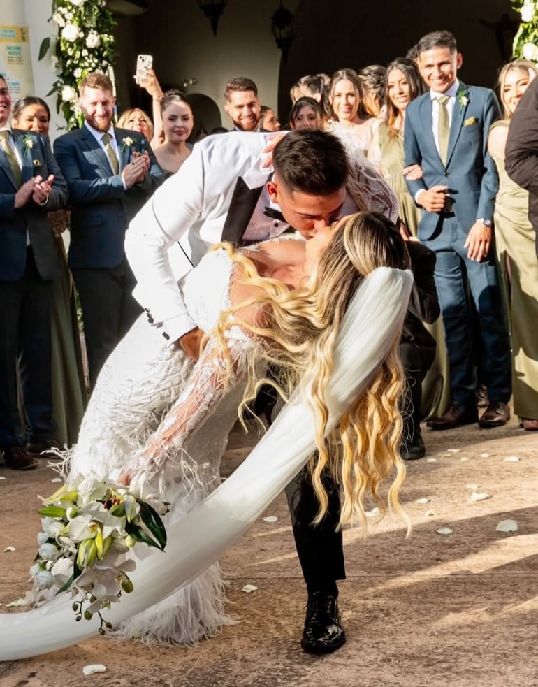 Yessenia Riveros y Guillermo Paiva dándose un beso tras jurarse amor eterno ante Dios en el altar de la capilla San Pío de Surubi’í. (Captura de la historia de Instagram de Guillermo Paiva)