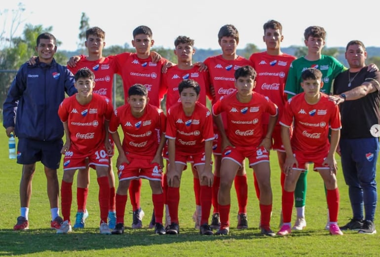 Integrantes del equipo de la Sub 15 de Nacional, con el arquero Imanol Gauto en la fila, de pie.