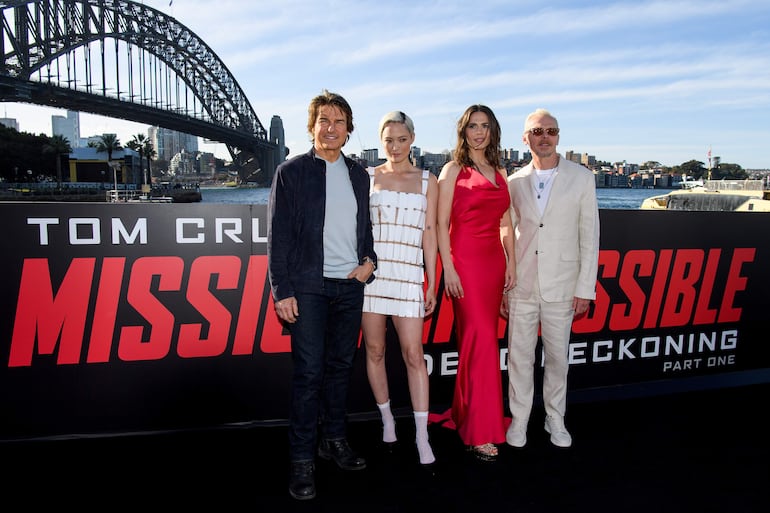 Tom Cruise con sus compañeros actores Pom Klementieff, Hayley Atwell, y Simon Pegg, quienes lo acompañan en Misión Imposible 7. (EFE/EPA/BIANCA DE MARCHI)
