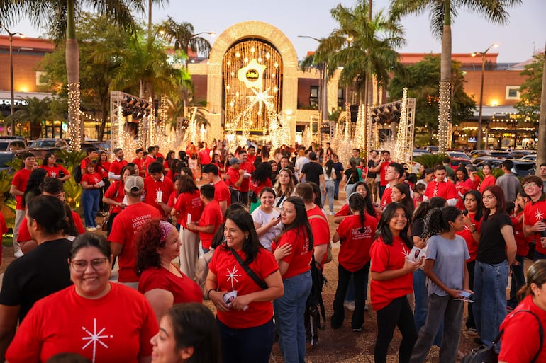 Cientos de jóvenes de La Iglesia de los Santos de los Últimos Días compartieron el verdero espíritu navideño.