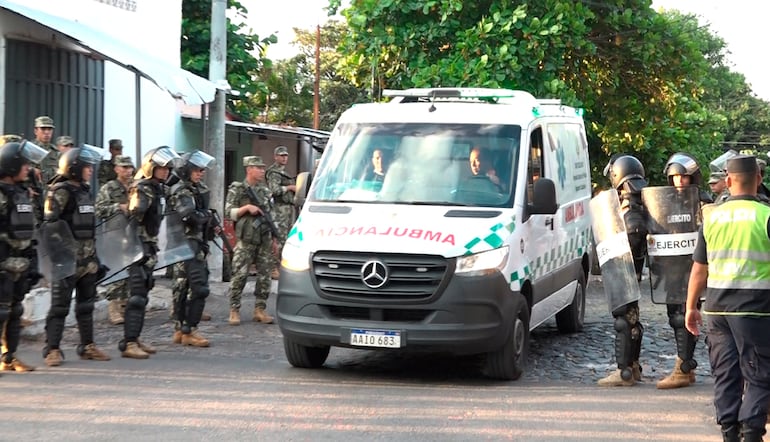 Una ambulancia traslada a heridos desde el penal de Tacumbú, tras la Operación Veneratio.