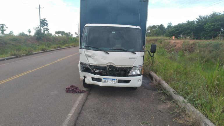 El camión de la marca Hino, tipo 814, color blanco, año 2022, con chapa AAOI 106 Py que se vio involucrado en el percance.