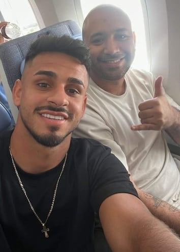 En pleno vuelo, Rodrigo Ruiz Díaz capta la selfie con su representante Jorge López.