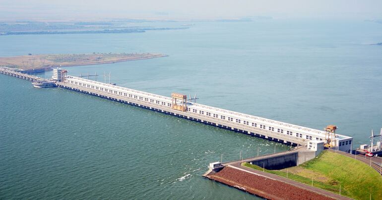 Central Hidroeléctrica Yacyretá que se utilizaría como puente para pasar al lado argentino.