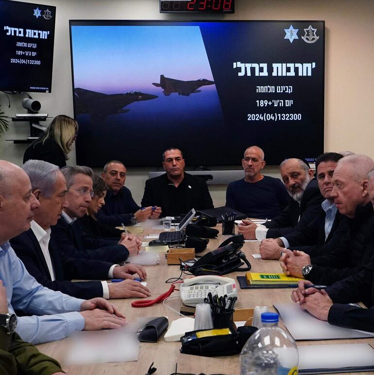 Fotografía cedida por el Ministerio de Defensa israelí de la reunión de emergencia del Gabinete de Guerra de Israel hoy, luego de que la Guardia Revolucionaria iraní afirmara este sábado que lanzó un ataque con docenas de misiles y drones contra Israel.