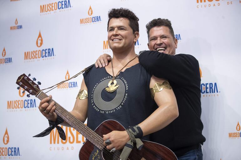 El cantautor colombiano Carlos Vives posa junto a su figura de cera en el Museo de Cera de México (México). Vives desveló una figura suya, una auténtica réplica del llamado 'Rey del vallenato', en el Museo de Cera de la Ciudad de México, lo que consideró "el honor más grande" que ha recibido del pueblo mexicano.