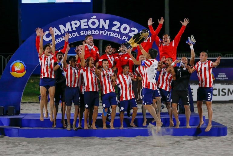 Festejo a lo grande de los componentes que integran los Pynandi que se consagraron campeones frente a Brasil en Iquique, Chile.