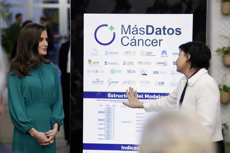 La reina Letizia presidió el acto institucional del Día Mundial contra el Cáncer, al que asistió la ministra de Sanidad, Mónica García, y especialistas, este martes en Madrid. (EFE/ Javier Lizón)
