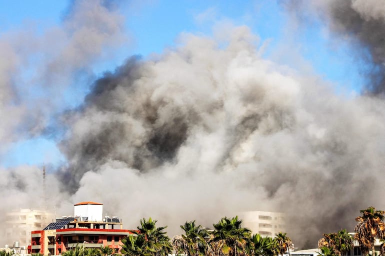 Humo sobre la ciudad libanesa de Tiro luego de un bombardeo israelí, este miércoles.