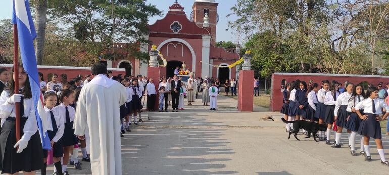 La procesión del santo patrono San Ramón Nonato. Partió desde la parroquia, acompañado de numerosos fieles.