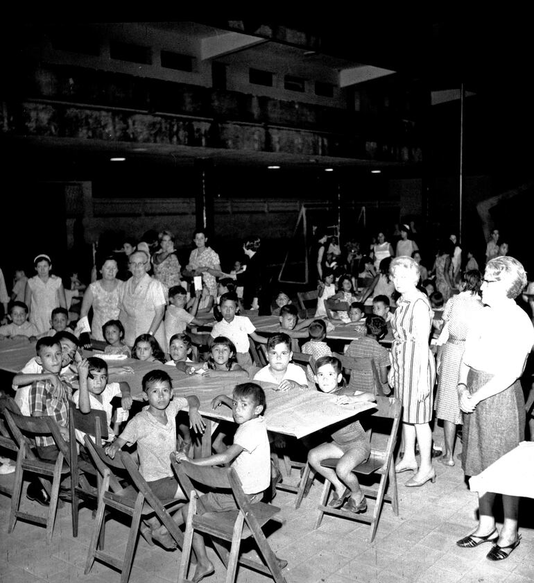 Cena de niños en el Salesianito.