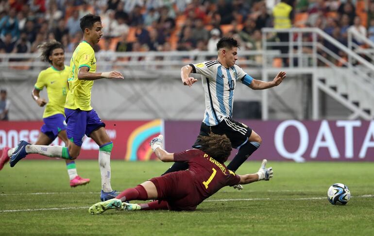 Claudio Echeverri supera la salida del arquero brasileño Phillipe Gabrial para anotar el tercer gol de la selección argentina, que ganó 3-0 y avanzó a semifinales del Mundial Sub 17.