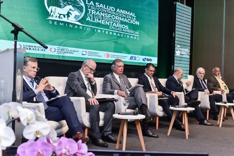 Vista de uno de los paneles desarrollados en el seminario internacional sobre salud animal, que seguirá este jueves, en el Sheraton.