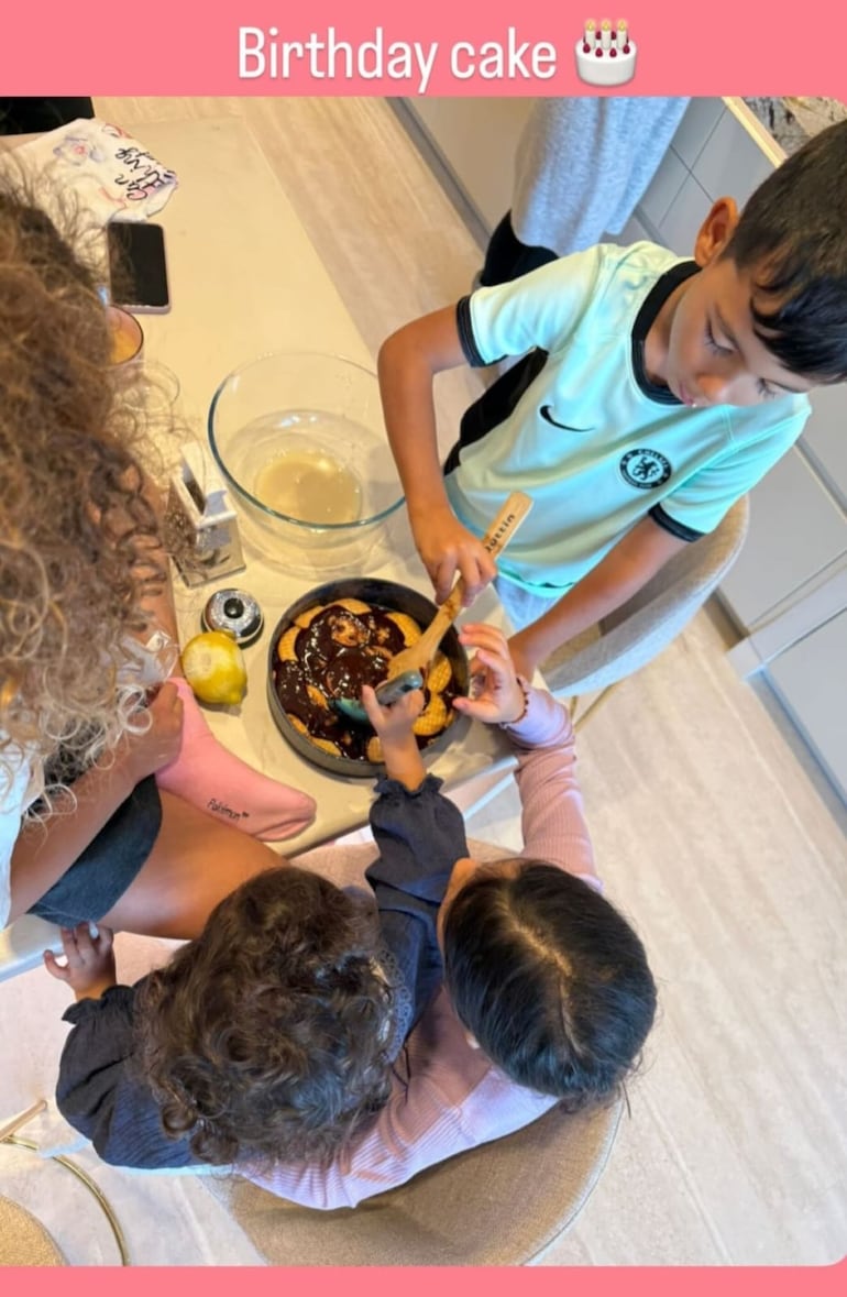 La preparación de la torta de cumpleaños también estuvo a cargo de los hermanitos de Alana Martina. 
(Captura de la historia de Instagram de Georgina Rodríguez)