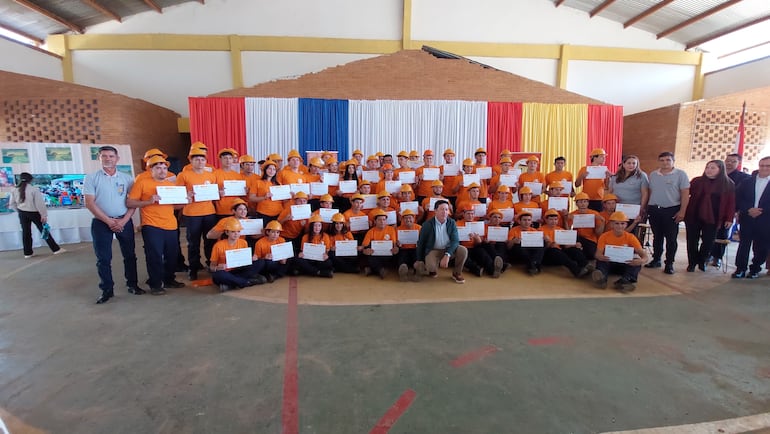 Jóvenes reciben titulo de técnicos en diferentes especialidades en San Pedro de Ycuamandyyú