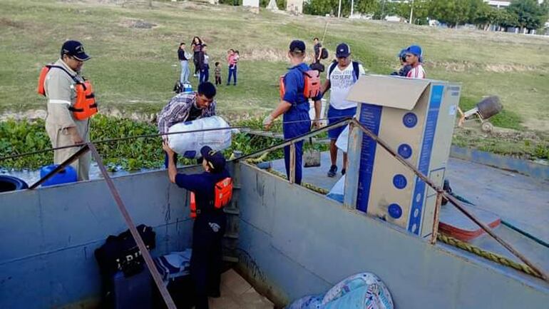 Tripulantes del capitán Cabral ayudan al desembarco de pasajeros y cargas en el norte del país.