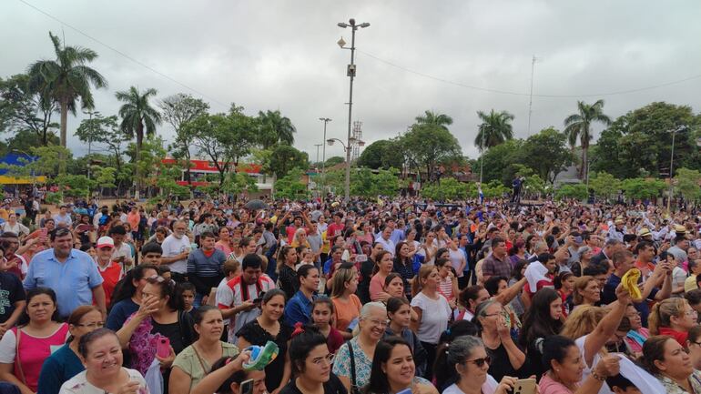 Una multitud de feligreses se congregaron en la Basílica de Caacupé.