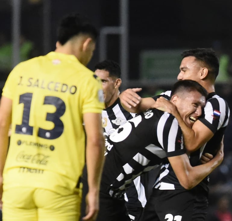 Lucas Sanabria abraza a Hernesto Caballero, autor del primer tanto del elenco Gumarelo sobre Trinidense.