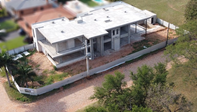 Vivienda a medio construir en el valioso inmueble ubicado dentro de un exclusivo barrio cerrado de Lambaré.