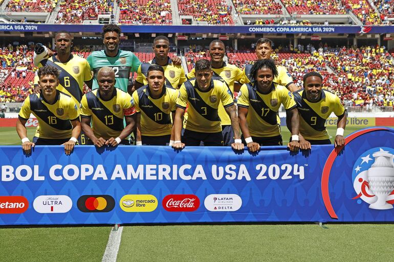 Santa Clara (United States), 22/06/2024.- Ecuador's players pose for a photo before a CONMEBOL Copa America group B match against Venezuela in Santa Clara, California, USA, 22 June 2024. EFE/EPA/JOHN G. MABANGLO
