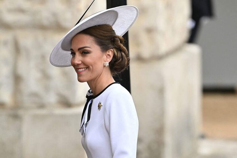 Kate Middleton llevaba el pelo elegantemente recogido bajo un sombrero blanco de Philip Treacy. 
