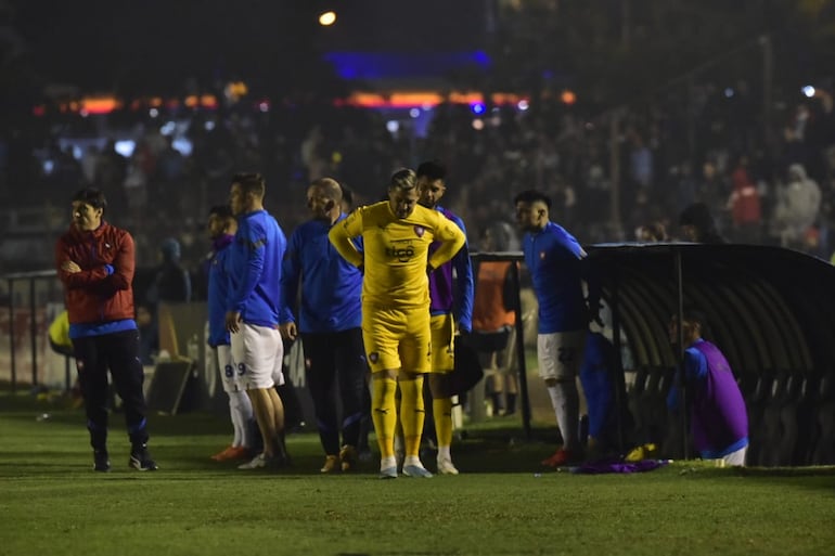 jean Fernandes, arquero de Cerro Porteño, abandonando el campo con síntomas de dolor en la espalda.