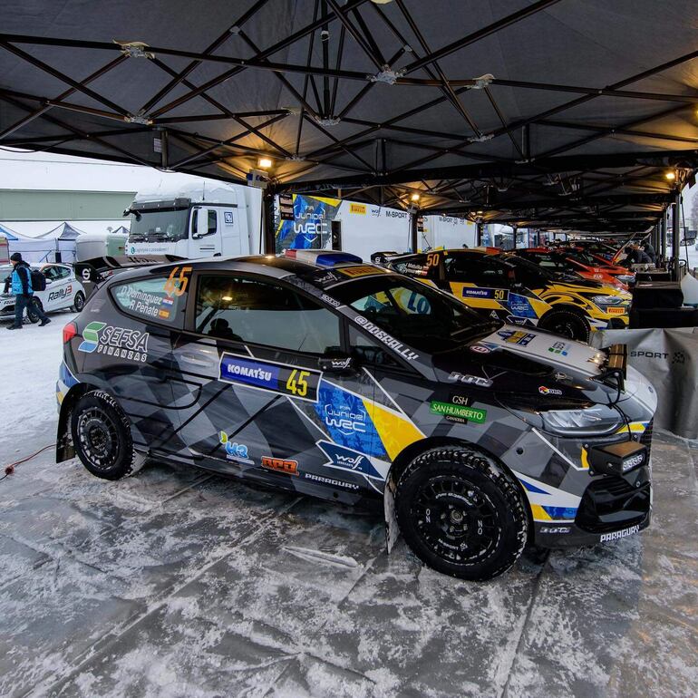 Diego Domínguez y Rogelio Peñate (Ford Fiesta Rally3) en el Parque de Servicios.