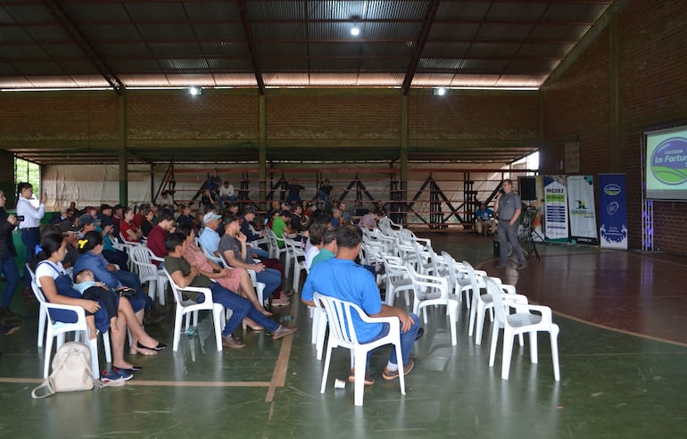 Jimmy Hildebrand se dirige a los productores durante la jornada sobre producción de leche.