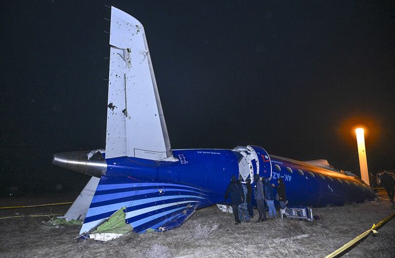 Los restos del avión de Azerbaijan Airlines que se estrelló en Kazajistán.