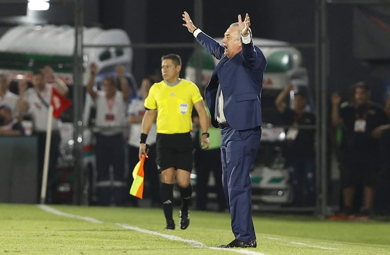 El argentino Gustavo Alfaro (c), entrenador de la selección de Paraguay, en el partido frente a Venezuela por la fecha 10 de las Eliminatorias Sudamericanas 2026 en el estadio Defensores del Chaco, en Asunción.
