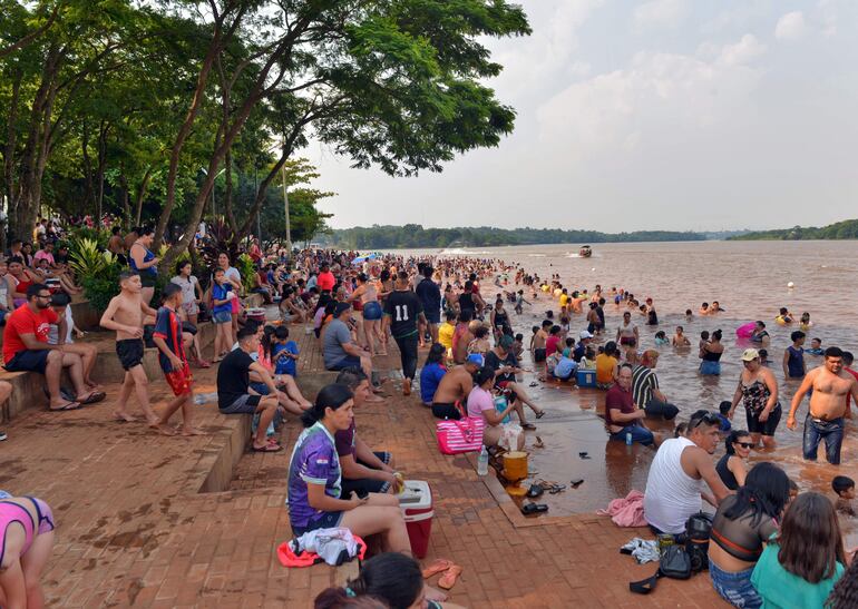 La costanera de Ciudad del Este atrae a miles de visitantes en temporada de verano.