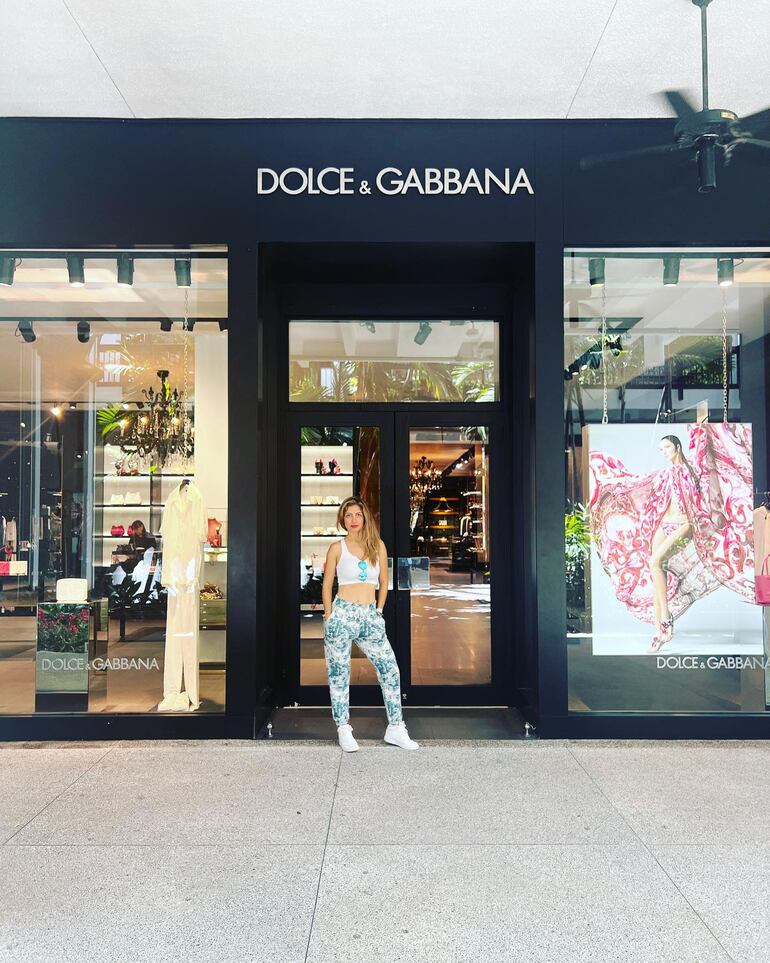 Alicia Ramírez posando antes de ingresar al local de Dolce & Gabbana. (Instagram/Alicia Ramírez)