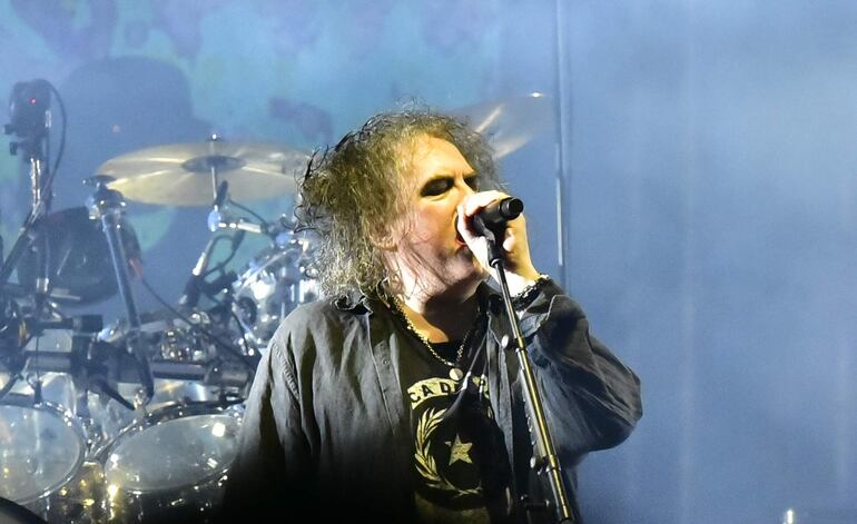 Robert Smith, vocalista de The Cure, lució una remera con uno de los escudos de la bandera paraguaya.